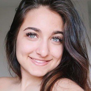 Mary Jelkovsky, 27 (Blogger)