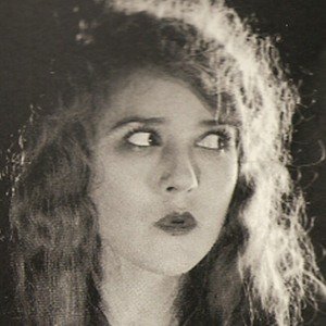 Mary Pickford (1892 - 1979) (电影女演员)