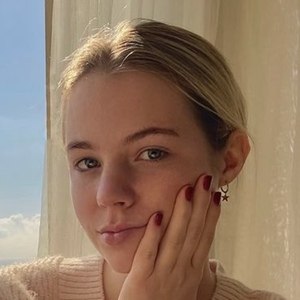 Maya Jenson, 26 (YouTube-ster)