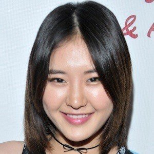 Megan Lee, 28 (流行歌手)