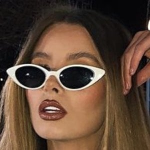 Megan Whelan, 23 (Popsänger)