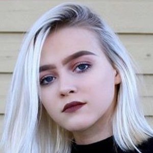 Meganalicols, 24 (YouTube Star)