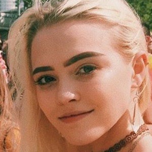 Meganalicols, 24 (YouTube Star)