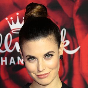 Meghan Ory, 43 (Attrice TV)