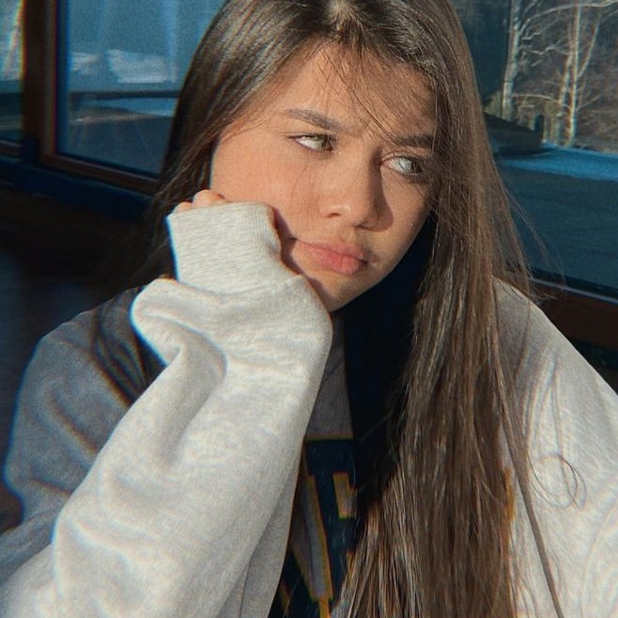 Mekhrona Sharipova, 21 (TikTok明星)