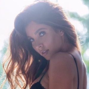 Melissa Molinaro, 43 (流行歌手)