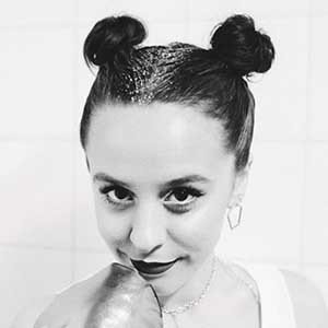 Mery Granados, 33 (流行歌手)