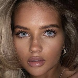 Mia Woodhall, 23 (Instagram Star)