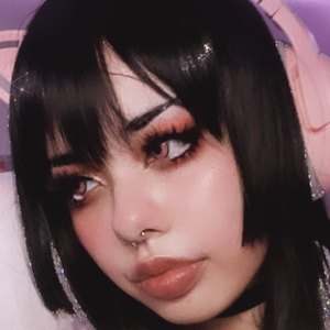 Michi Kollette, 26 (Estrella de TikTok)