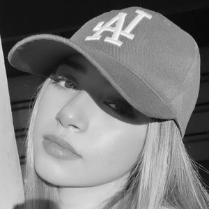 michyestefany, 21 (TikTok Star)