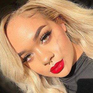 Mikala Walker, 26 (Instagram明星)