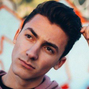 Mikey Manfs, 27 (YouTube明星)