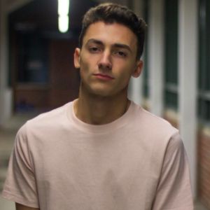 Mikey Manfs, 27 (Estrella de YouTube)