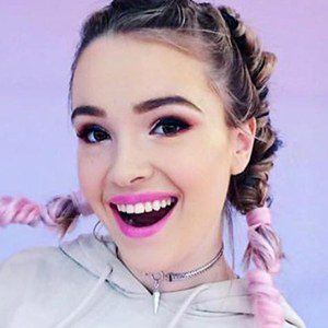 Moma Hornakova, 27 (Blogger)