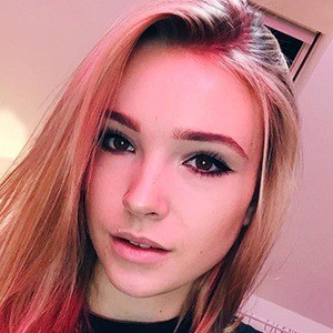 Moma Hornakova, 27 (Blogger)