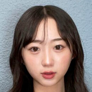 Momoka Channel, 19 (YouTube Star)