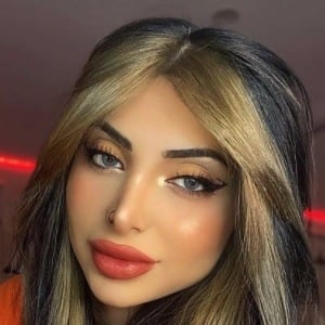 muna.toma, 27 (Estrella de TikTok)