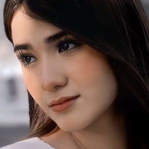 naileaarellano0, 25 (Estrella de TikTok)