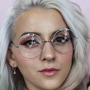 Nay Firens, 35 (YouTube Star)