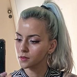 Nay Firens, 35 (YouTube明星)