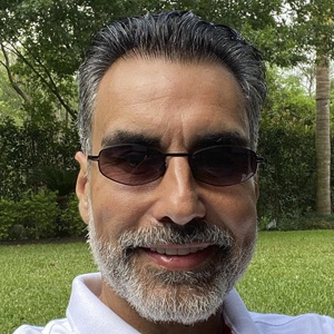 Nayo Escobar, 55 (企业家)