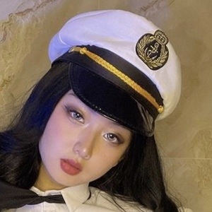 Nesta Kim, 19 (Estrella de TikTok)