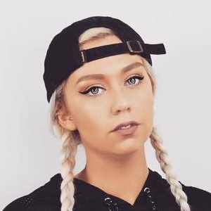 Nicole Skyes, 32 (Звезда Youtube)