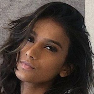 nimeshaa, 25 (YouTube-ster)