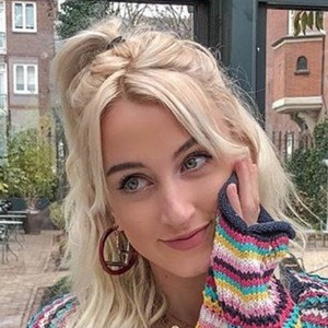 Noor De Groot, 34 (YouTube Star)