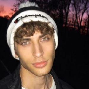 Okaymoe, 28 (Modelo)