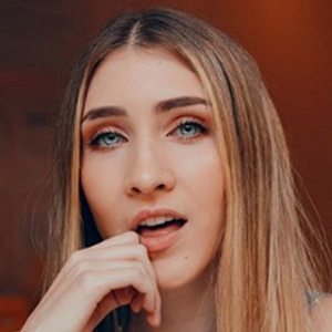 Olga Lucía Vives, 25 (Pop Singer)