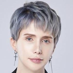Oli London, 35 (Instagram Star)