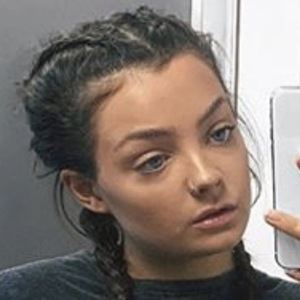 Paris Barlow, 22 (Estrella de TikTok)