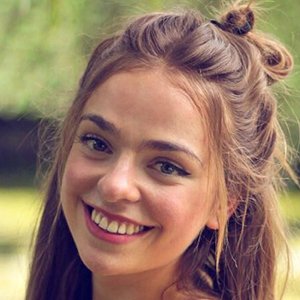 Paula Etxeberria, 28 (YouTube Star)