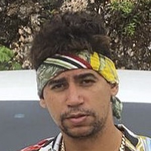 Poeta Callejero, 36 (Cantante de Música Mundial)