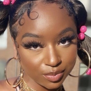 Prettygirlchaz, 26 (YouTube明星)