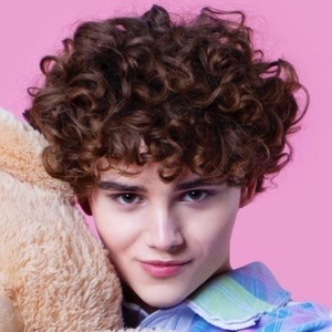 Reiley, 23 (Pop Singer)