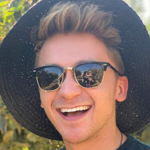 Riley Costello, 31 (舞台演员)