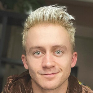 Riley Costello, 31 (Bühnenschauspieler)
