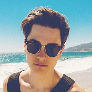 Riley McDonough, 28 (流行歌手)