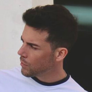 Robert Mendoza, 42 (Скрипач)