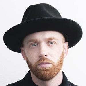 Sam Tinnesz, 40 (流行歌手)