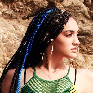 Samantha J, 29 (流行歌手)