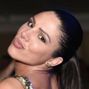 Sandra Afrika, 37 (Ca sĩ nhạc Folk)