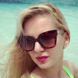 Sandra N., 34 (流行歌手)