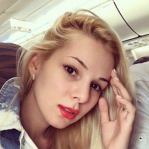 Sandra N., 34 (Pop Singer)