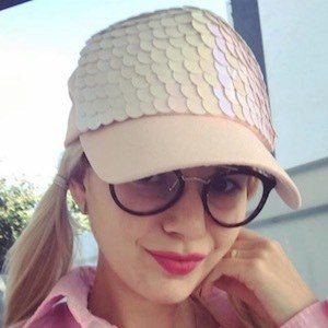 Sandra N., 34 (Pop Singer)