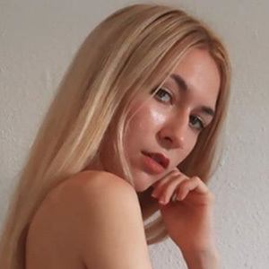 Sara Cabello, 26 (YouTube Star)