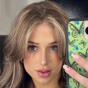 Sarah Wolak, 26 (TikTok Star)