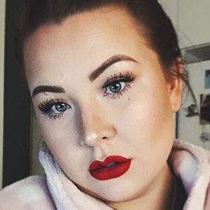 SaraSongBird, 31 (YouTube Star)